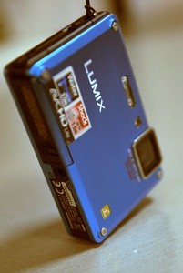 d6c8b07d88a654c98d3e548fec4a4017 201x300 Review Panasonic Lumix DMC FT1, prima cameră HD rezistentă sub apă şi la şocuri. Aşa să fie?