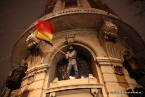 Celebrul nene cocoțat pe intrarea facultății de Geografie ce flutura drapelul. IMG 1258 300x200 #Revolutie, ziua 4 un pamflet